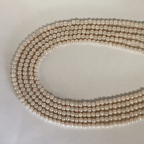 4 mm bēši rozā ar spīdumu. Stikla pērļu virtene ar pārklājumu