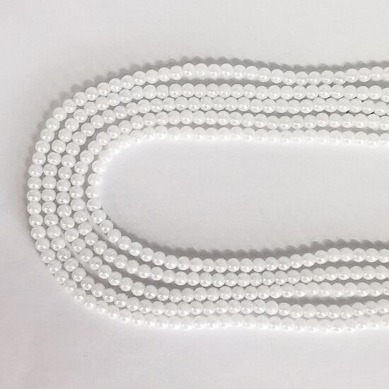 4 mm balta ar spīdumu. Stikla pērļu virtene ar pārklājumu