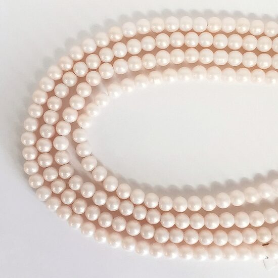  8 mm gaiši rozā matēta ar spīdumu. Stikla pērļu virtene ar pārklājumu