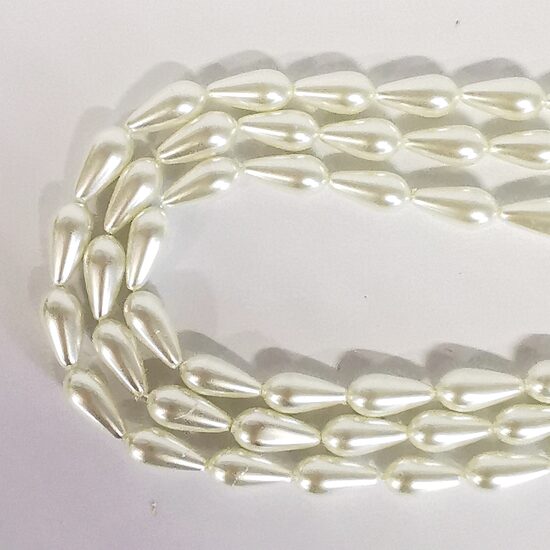 16*8 mm zeltaini balta lāses formā. Stikla pērļu virtene ar pārklājumu 