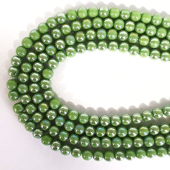 8 mm zaļa ar spīdumu. Stikla pērļu virtene ar pārklājumu