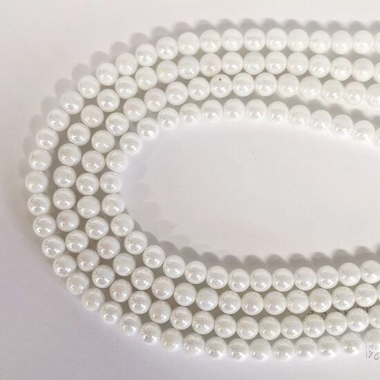8 mm balta ar spīdumu. Stikla pērļu virtene ar pārklājumu