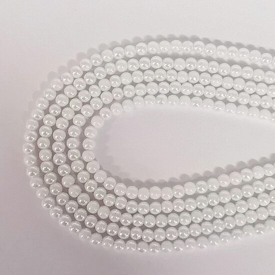 6 mm balta ar spīdumu. Stikla pērļu virtene ar pārklājumu