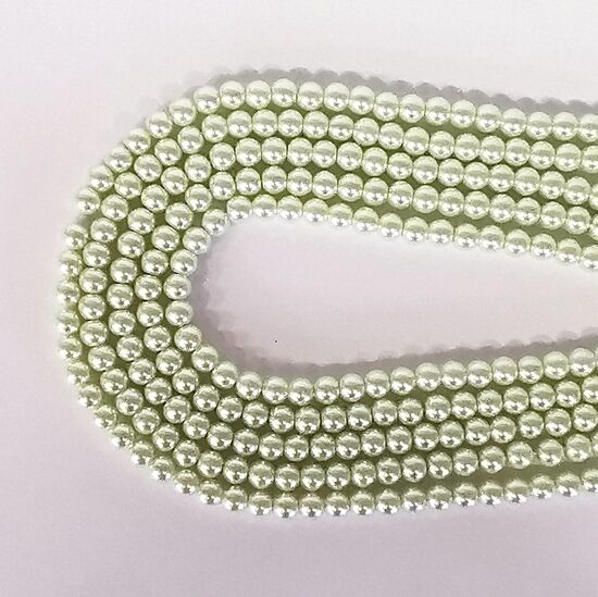 6 mm gaiši zaļa. Stikla pērļu virtene ar pārklājumu 