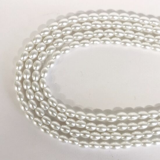 8*6 mm baltā krāsā, iegarena. Stikla pērļu virtene ar pārklājumu 