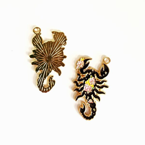 Piekariņš ar emalju skorpions